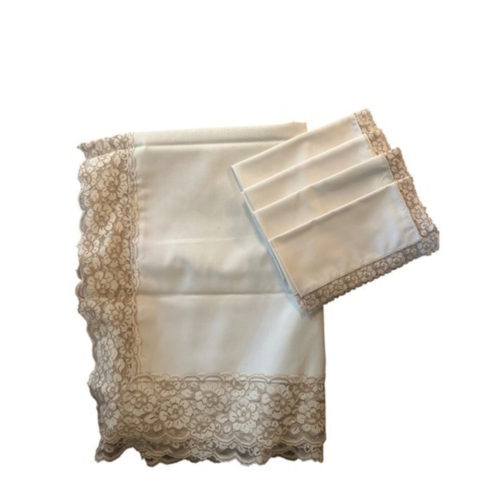 Vintage Cottage core‎ cream Tablecloth, lace edges. 66x49